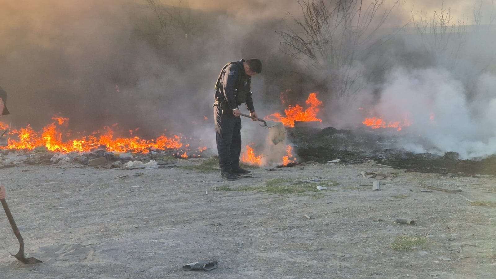Provocan incendio en lote baldío
