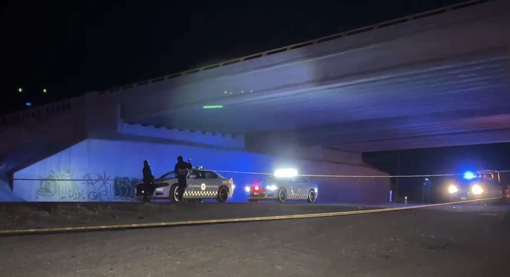 Cuelgan en Juárez cadáver en puente y lo tumba un tráiler 