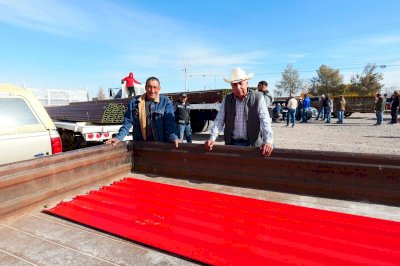 Beneficia Diputado a 290 familias con apoyo de láminas y polines en Camargo
