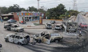 Violencia en Puerto Vallarta por muerte del Mencho deja más de 200 autos calcinados