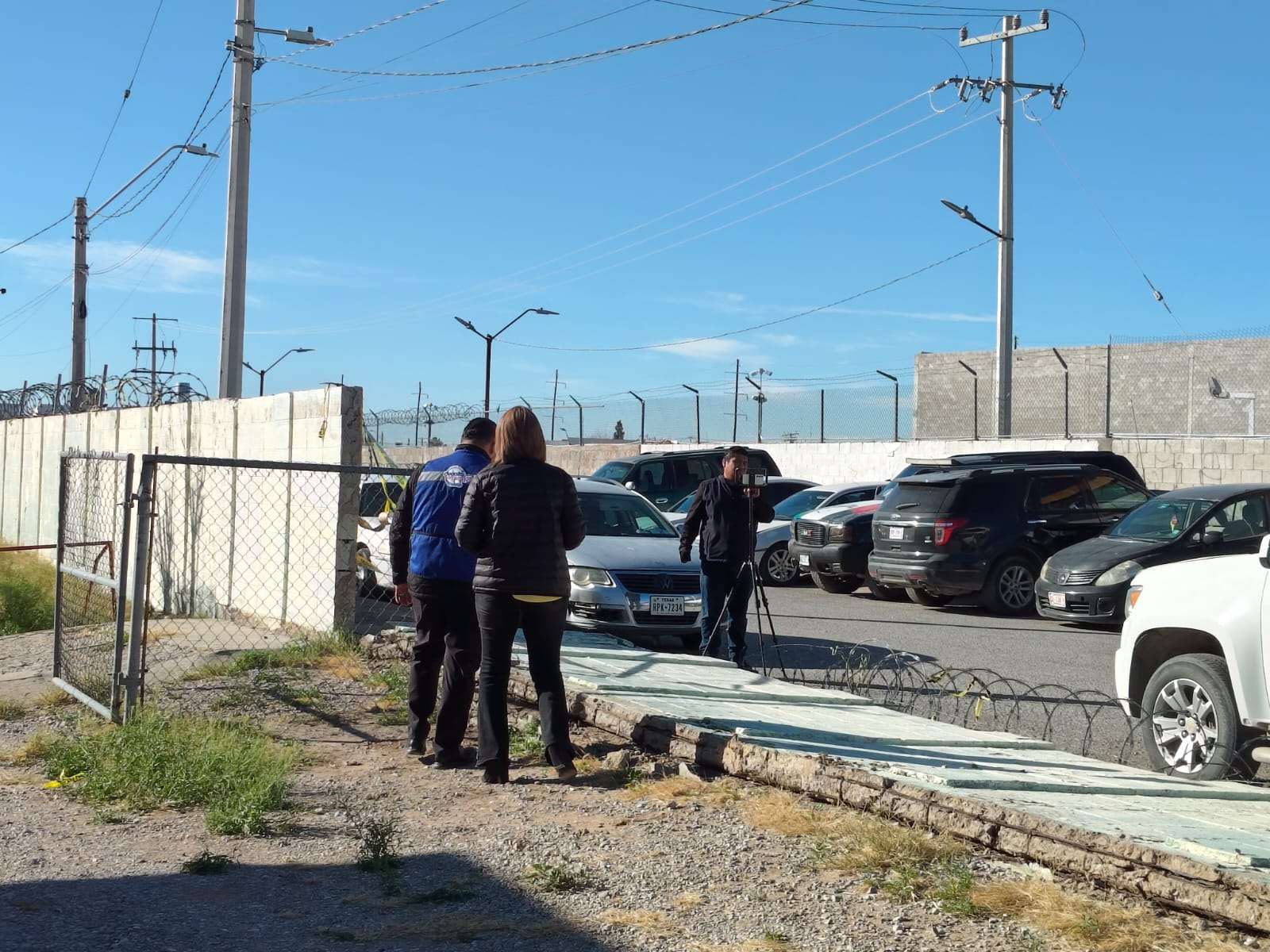 Rehabilitan barda de primaria 21 de Marzo derribada por el viento