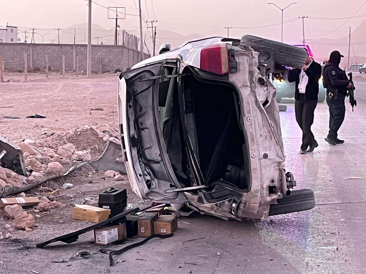 Vuelca vehículo en carretera Casas Grandes; conductor resulta con lesiones