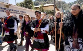 Realiza Corte sesión en plaza de Chiapas usando trajes típicos 