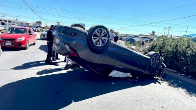 Vuelca luego de chocar su auto en avenida Los Portales