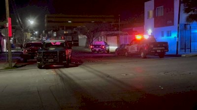 Roban pertenencias de vehículo en la colonia Santo Niño