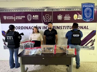 Presentan a pareja arrestada con armas y droga en Quinta Sebastián
