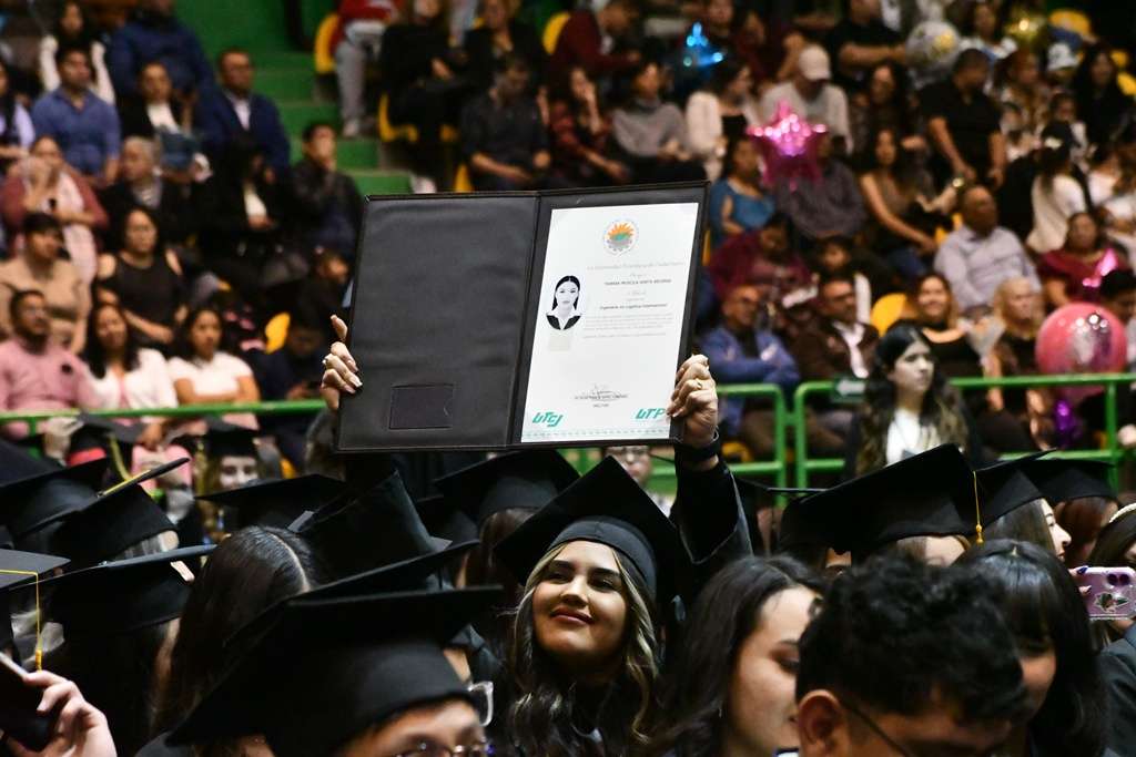 Gradúan mil 298 estudiantes de la UTCJ