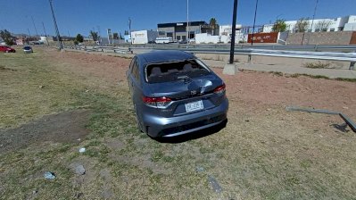 Pierde el control y choca contra anuncio vial en Nogales