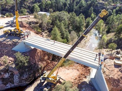 Avanza 60% construcción de puente vehicular en Urique 