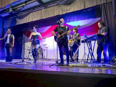 Viven noche romántica con rock y cultura en Casa de Cultura Jesús Gardea
