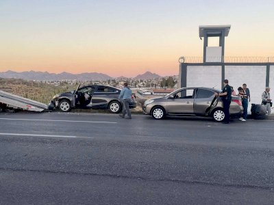 Choca conductora contra poste luego de desvanecerse al volante 