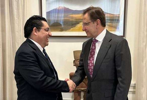 Deja Juan Ramón Flores cargo en embajada de Washington