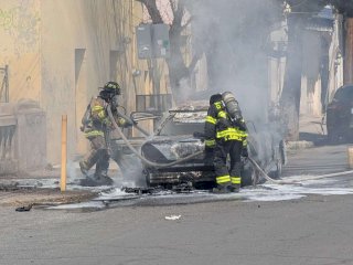 Se incendia automóvil en el centro de la ciudad
