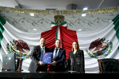 Entrega Santiago de la Peña glosa del cuarto informe en el Congreso