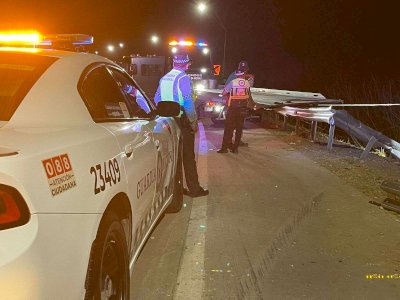 Muere conductor al volcar su auto en carretera Chihuahua–Aldama