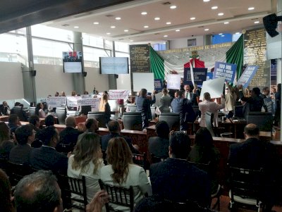 Entre protestas reciben Cuarto Informe en Congreso del Estado
