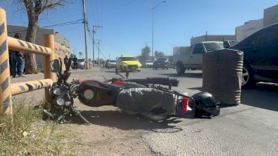 Resulta motociclista herido al chocar contra auto en la Colegio Militar 
