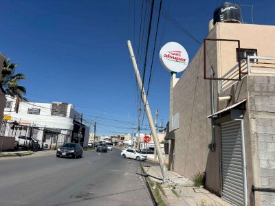 Sostiene cable a poste derribado de CFE en Bahía de San Quintín 