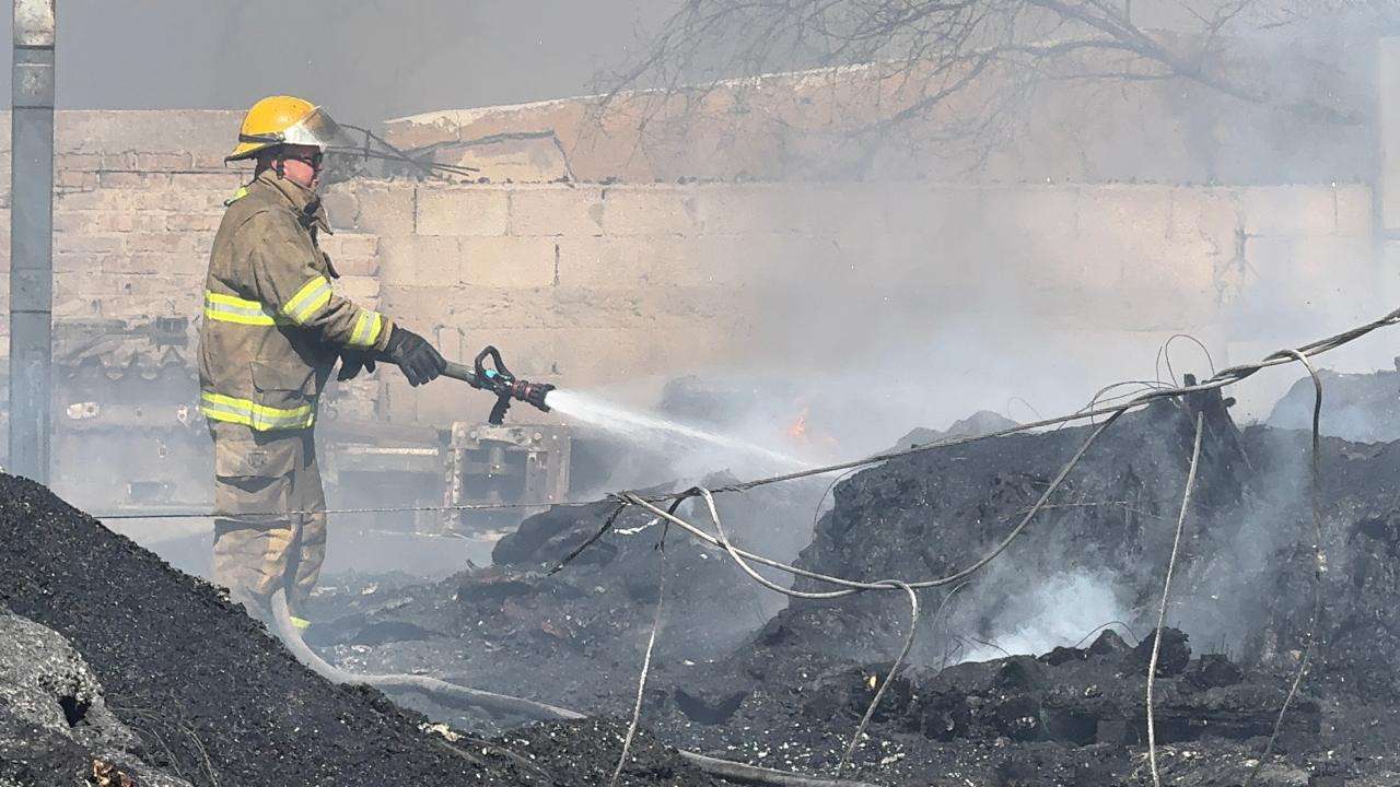 Incendio consume cartonera en el Kilómetro 20