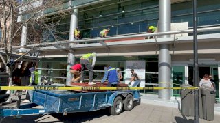 Blindan Congreso del Estado con placas de acero previo al 8M