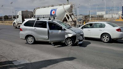 Choca patrulla y camioneta en la avenida Homero