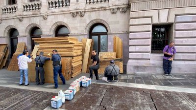 Blindan Presidencia Municipal por marcha del 8M