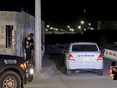Detienen a dos y recuperan vehículo robado en Oxxo de Punta Naranjos