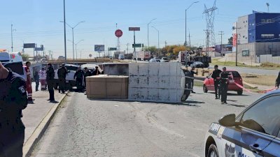 Vuelca camioneta de carga luego de chocar con patrulla 