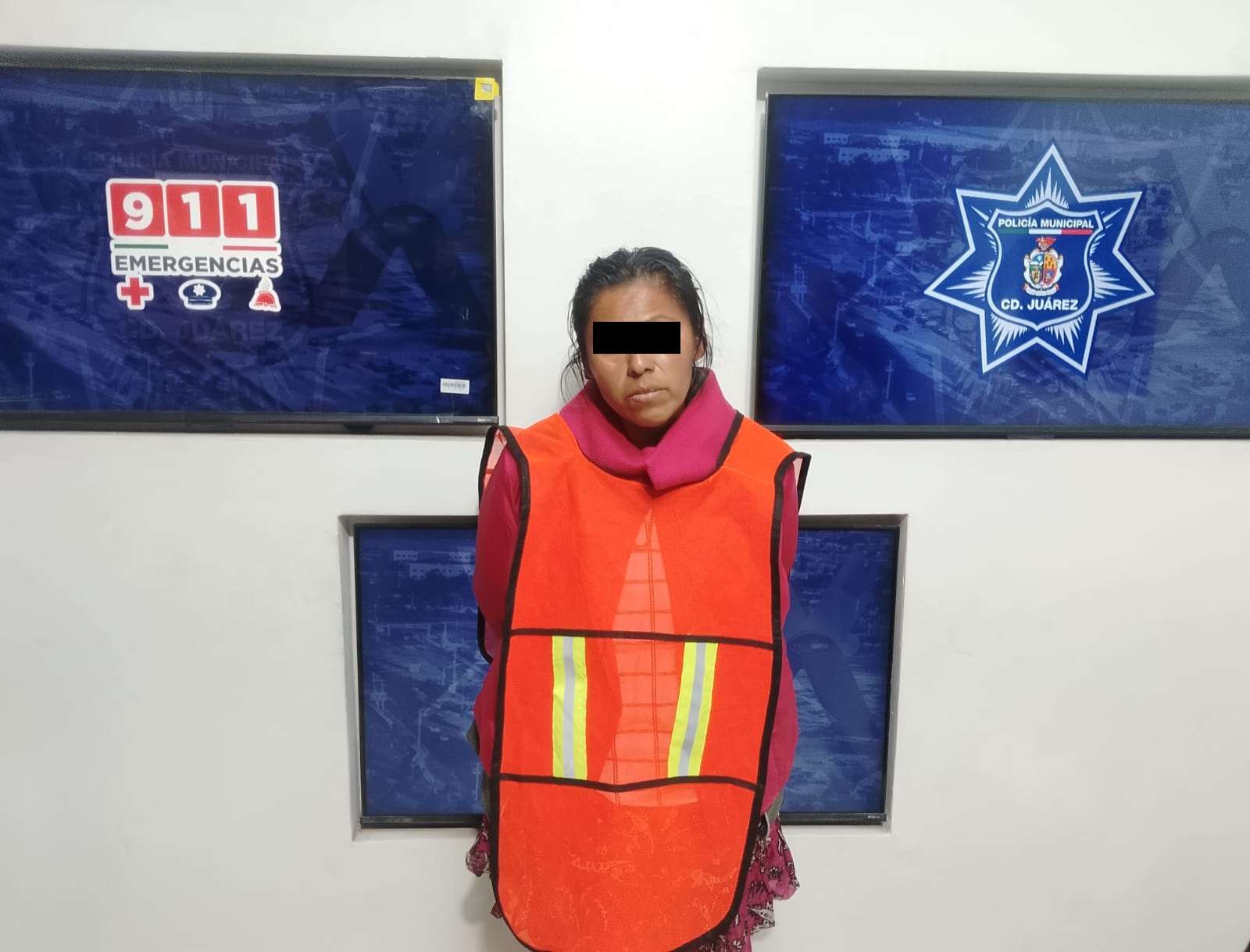Arrestan a mujer por dañar cámara de Juarez Vigilante