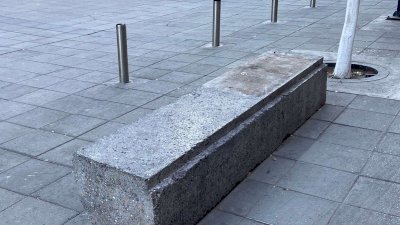 Retiran respaldos de bancas en el centro previo a marcha del 8M