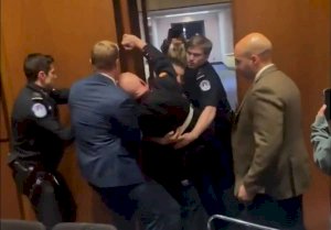 Sacan de audiencia a ex marine por protestar contra guerra en Irán 
