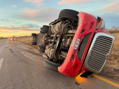 Vuelca tráiler cargado con cerámica en la carretera a Juárez