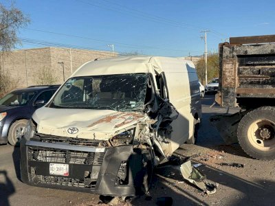 Impacta van contra camión de carga en avenida Fuerza Aérea