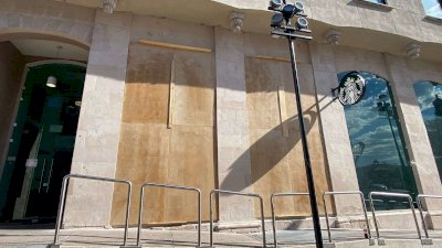 Montan placas de triplay en Edificio del Real