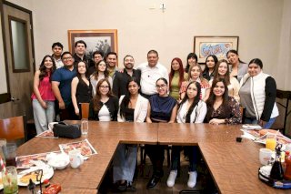 Dialoga César Jáuregui con estudiantes de la Universidad Privada