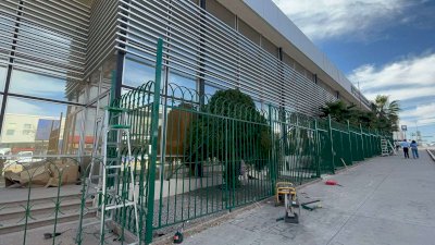 Protegen con rejas oficinas del Imss por marcha del 8M