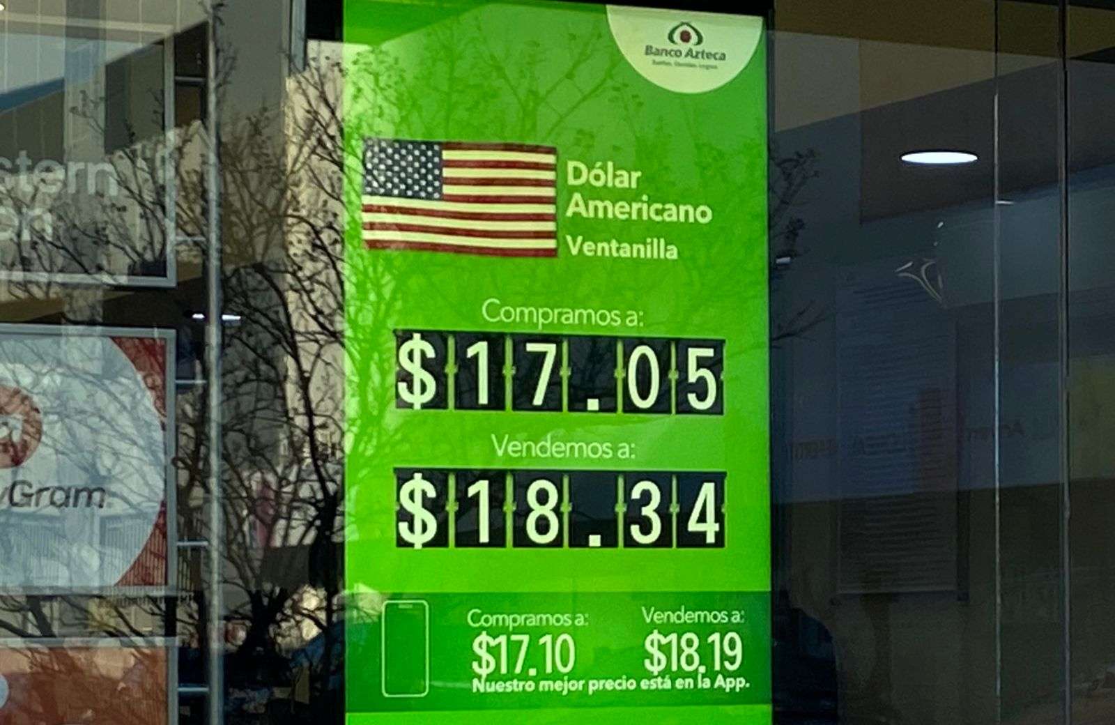 Sube el dólar a $18.34 en Banco Azteca
