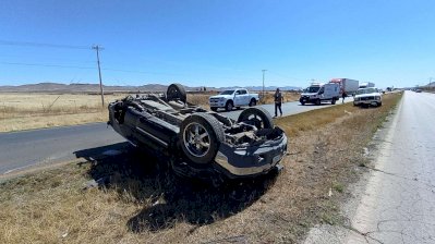 Vuelca y se lesiona adulto mayor en carretera a Juárez 