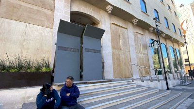 Montan vallas metálicas en edificio del Real y Vallina 