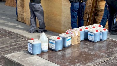 Colocan retardante de fuego en vallas y unidades de bomberos en Palacio