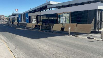 Protegen estaciones del Bowí con tarimas ante marcha del 8M