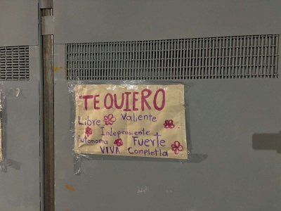 Aparecen mensajes en vallas previo a marcha del 8M