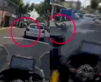 Evita taxista alcoholímetro y se lleva colgando a policía 