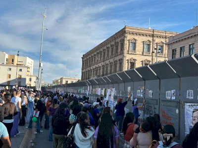Arriba marcha del 8M al Centro entre muros metálicos y consignas