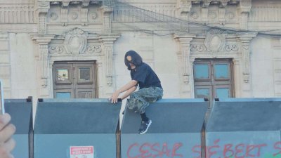 Detonan petardos mientras intentan saltar vallas de Palacio de Gobierno