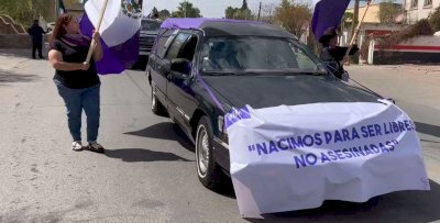 Abre carroza fúnebre marcha 8M en Aldama