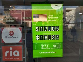 Resiste el dólar en ventanillas de Banco Azteca