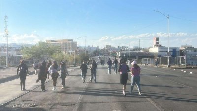 Empiezan a retirarse de la Plaza del Ángel tras marcha del 8M