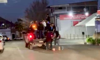 Persiguen manifestantes a policías por detener a dos en el Centro