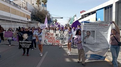 Inicia entre pancartas y consignas marcha por el 8M 